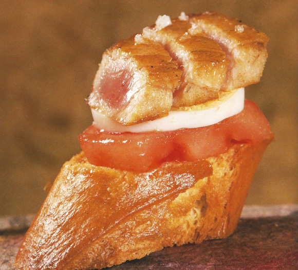 Montadito de tomate, bonito y huevo cocido