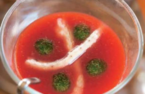 Gazpacho de frutos rojos con anguila ahumada