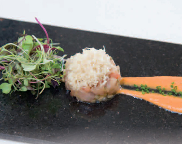 Tomates asados con tartar de chicharro, nueces y hierbas