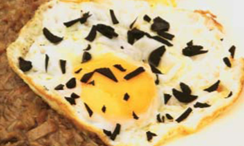 Huevos fritos con trufas y setas