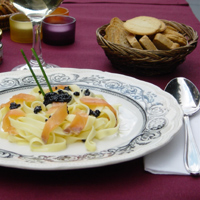 Fettucinni con salmón y sucedaneo de caviar