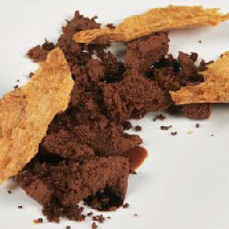 Pastel roto de chocolate con aceite y sal