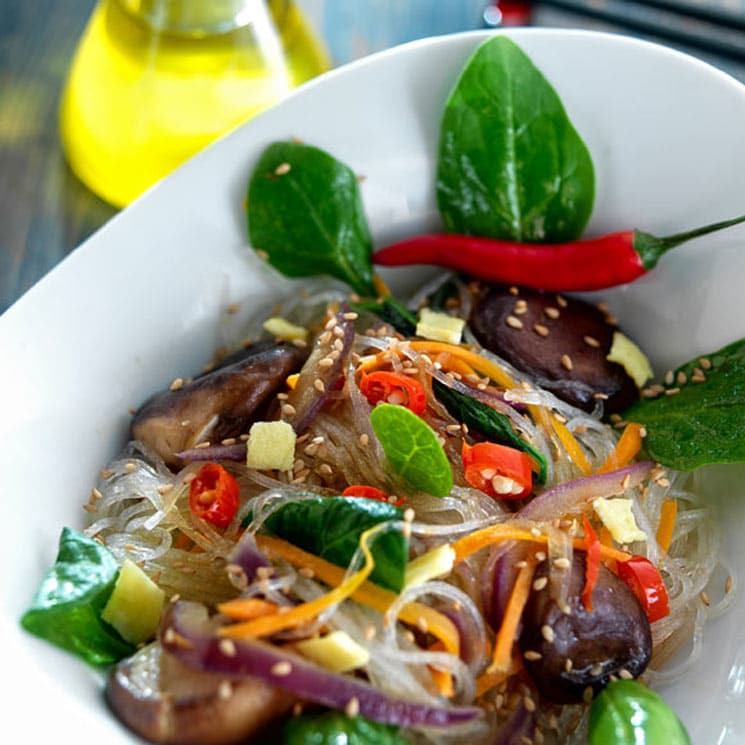 Fideos de celofan salteados con verduras al wok