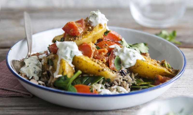 Curry de vegetales con salsa de yogur