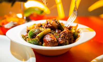 Pollo 'tandoori' con verduras y frutos secos