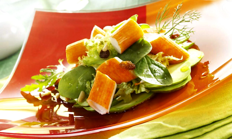 Ensalada de aguacate y surimi