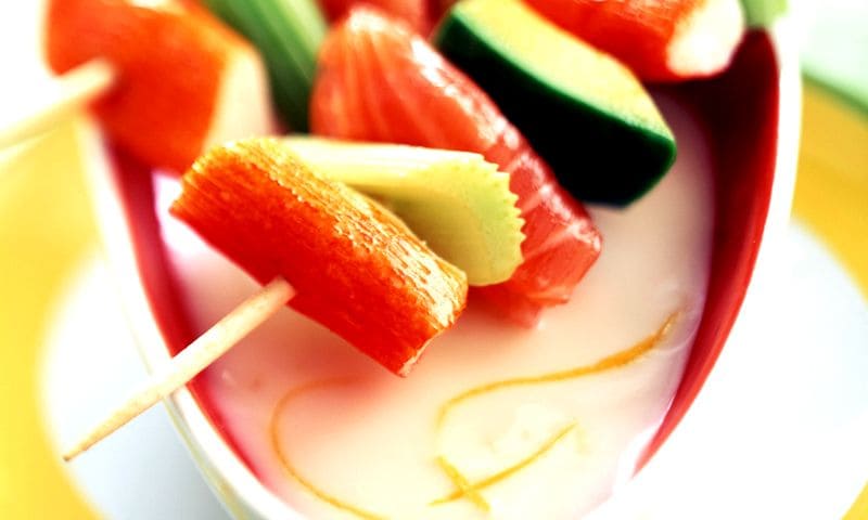 Brochetas de surimi, apio y aguacate con mayonesa ligera
