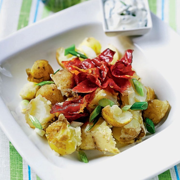 Ensalada de patatas y queso fresco con jamón