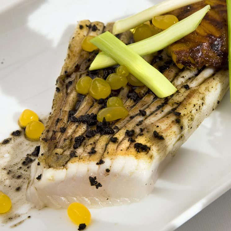Raya con 'socarrat' de pescado, caviar de naranja y aceite de olivas negras
