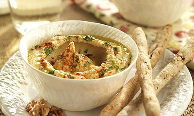 'Hummus' clásico con palitos integrales de nueces