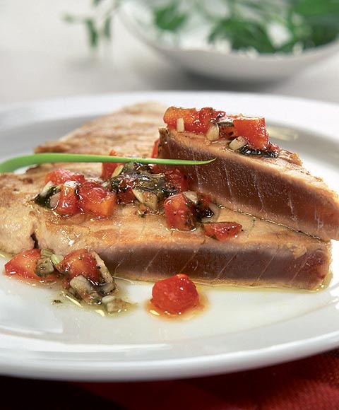 Atún con picadillo de tomate