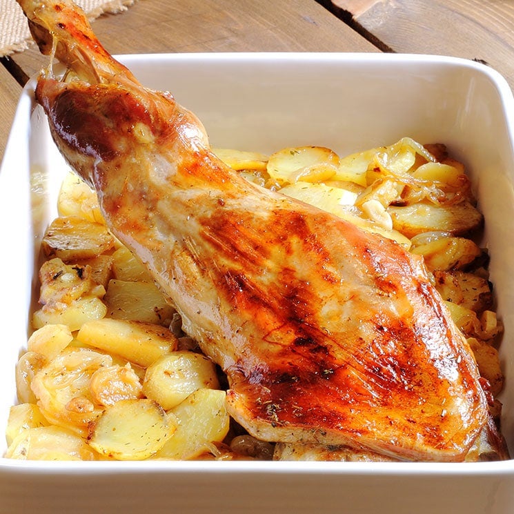 Paletilla de cordero asado con sobrasada y miel con patatas