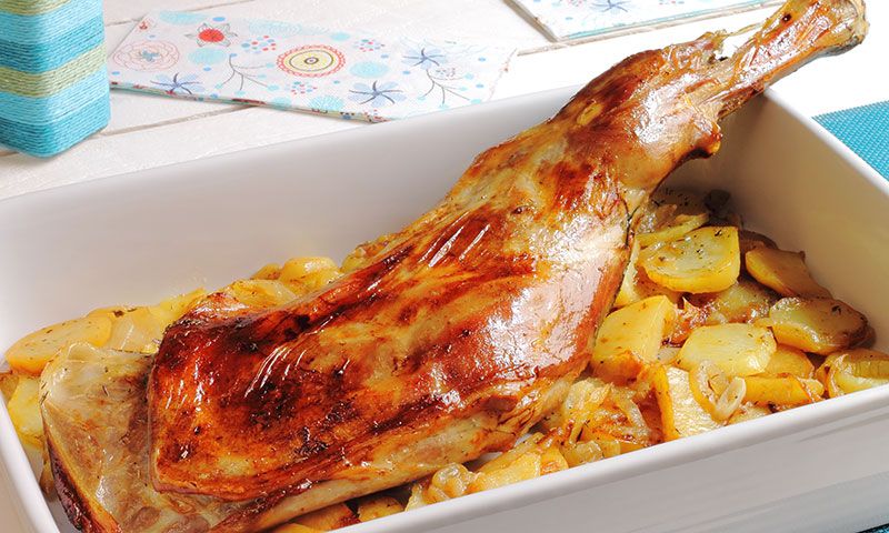 Paletilla de cordero asado con sobrasada y miel con patatas