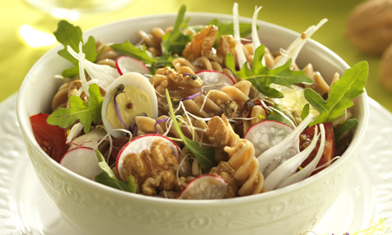 Ensalada de pasta integral con nueces