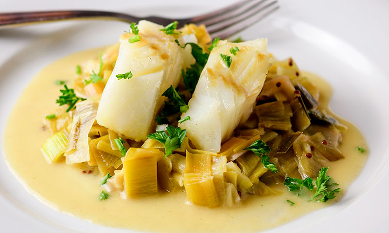 Bacalao al vapor con puerros confitados