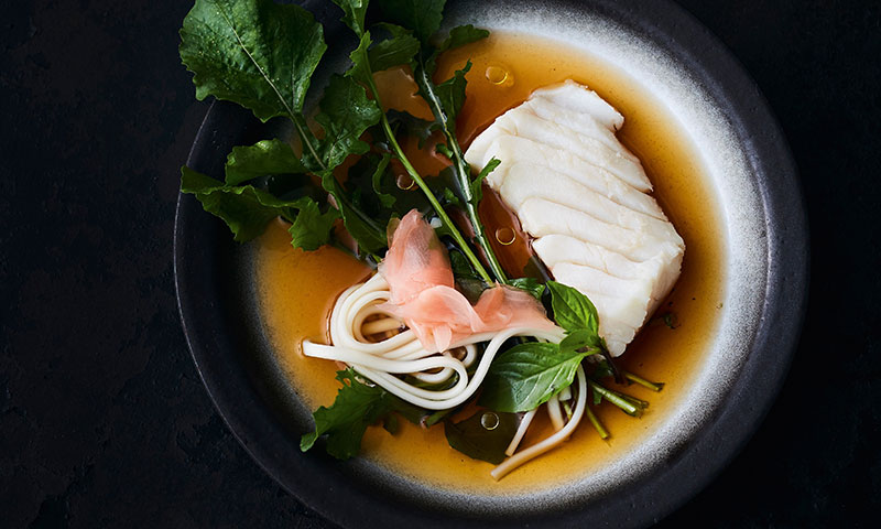 Bacalao con caldo de miso