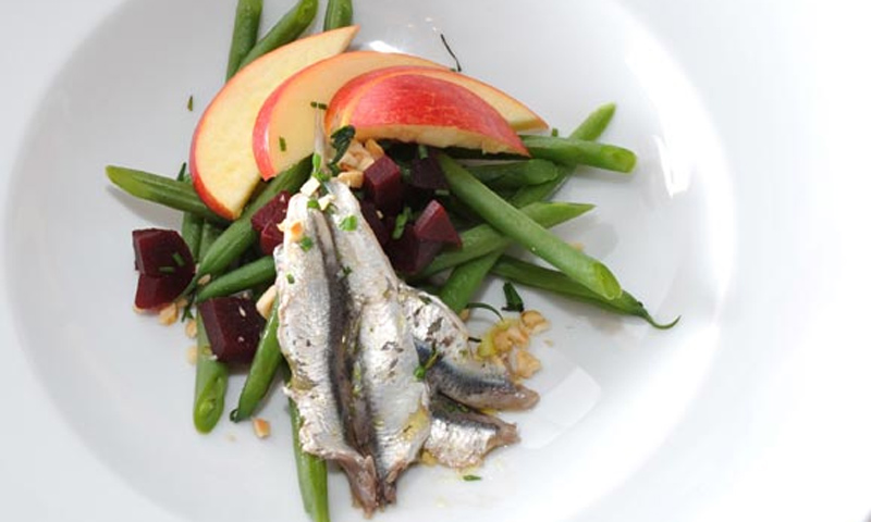 Ensalada de judías verdes, manzanas, anchoas frescas marinadas y aderezo de yogurt