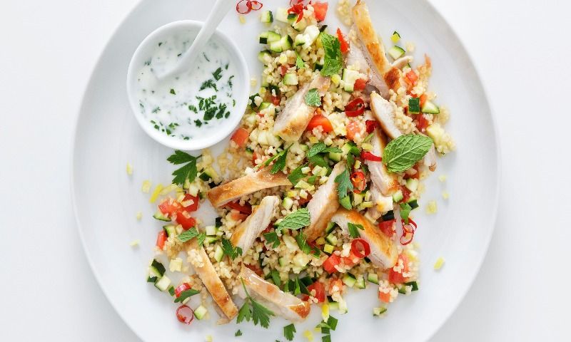 Pollo hindú con tabulé verde y salsa de yogur
