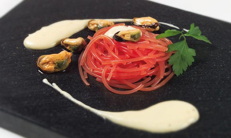 Espagueti de sandía con crema de queso fresca y mejillones