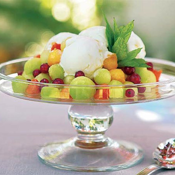 Bolitas de melón, fresquilla y papaya con helado de limón