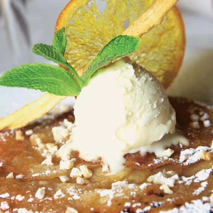 Tarta ﬁna de manzanas con helado de almendra