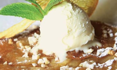 Tarta ﬁna de manzanas con helado de almendra