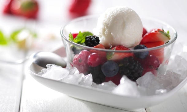 Sorbete de limón con frutos rojos Sorbete de limón con frutos rojos