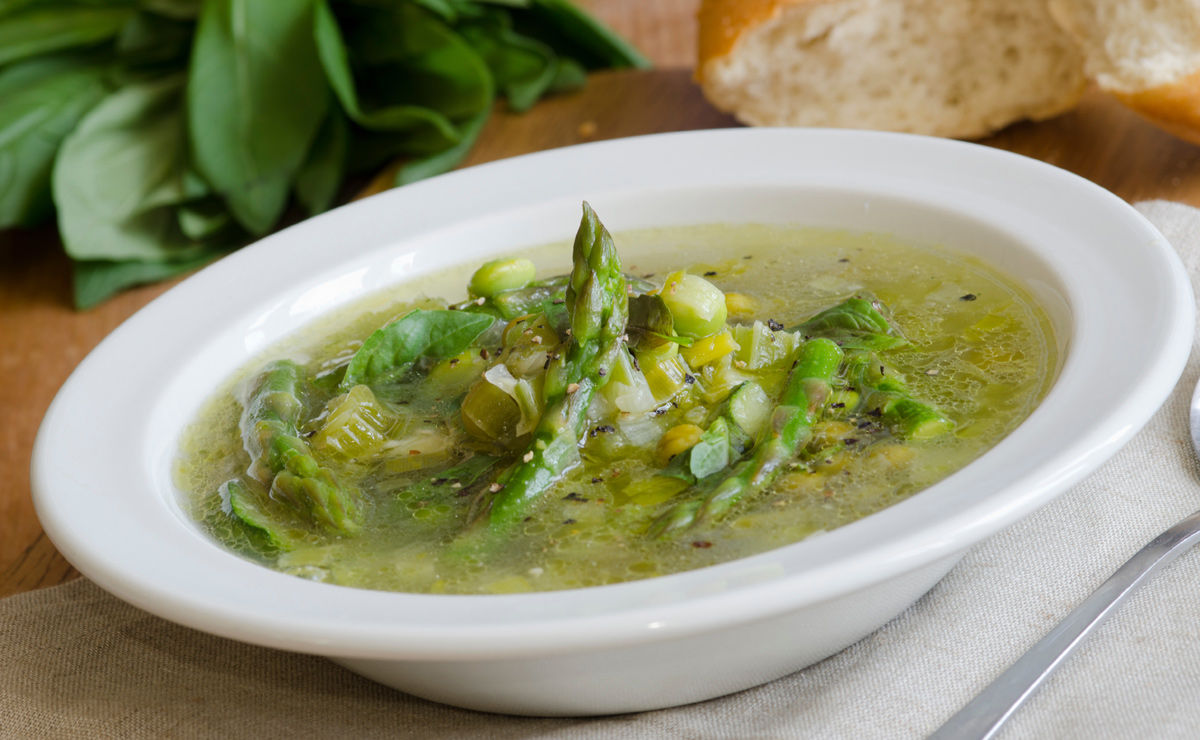 Sopa minestrone de espárragos, calabacín y habitas