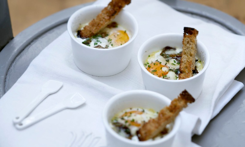 Huevos en 'cocotte' con salsa de boletus