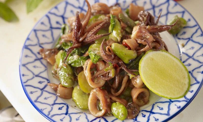 Ensalada de habas frescas con choco