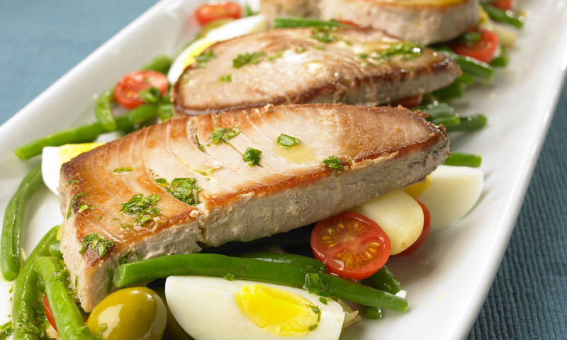 Filetes de atún a la plancha con ensalada de judías verdes