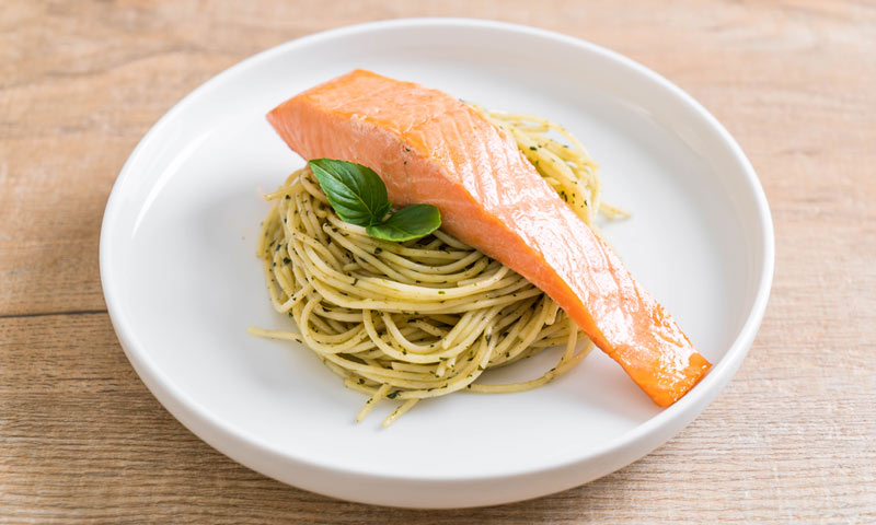 Pasta al pesto con salmón