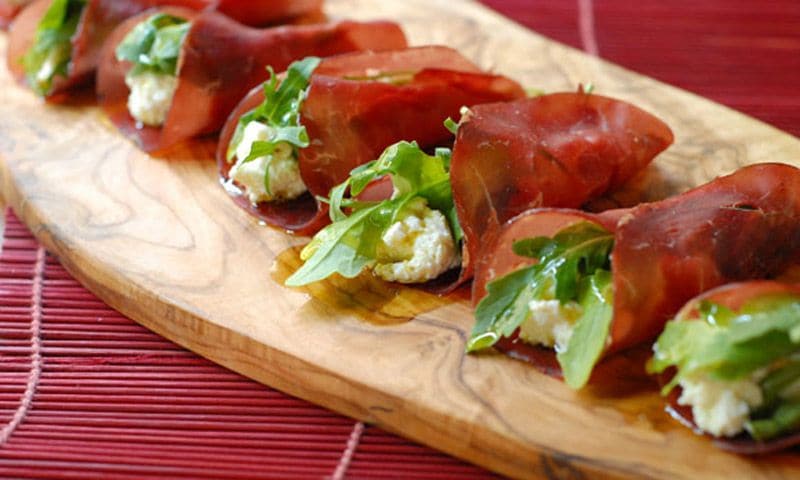Rollitos de bresaola con queso 'ricotta'