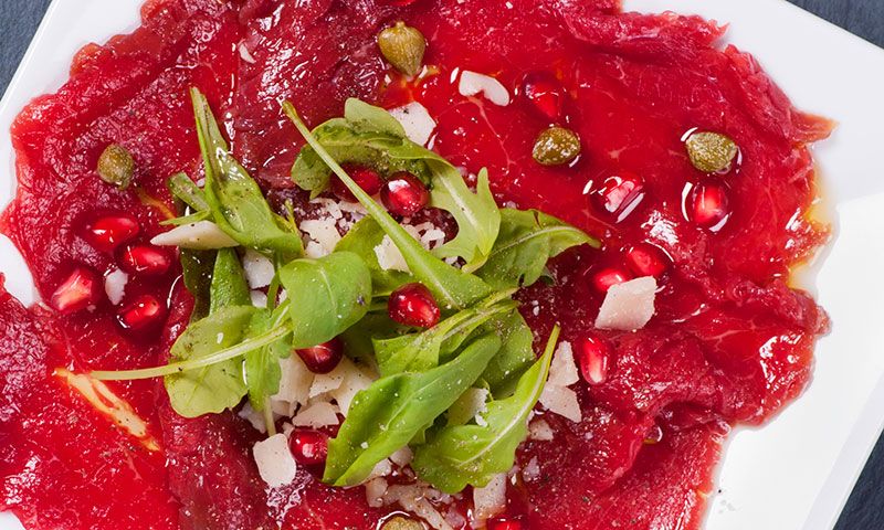 Carpaccio de buey con granada