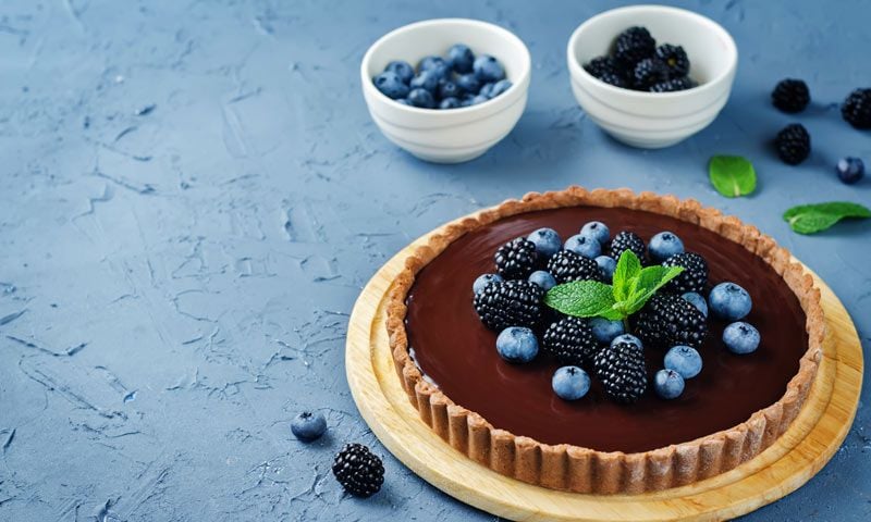Tarta de chocolate con moras y arándanos
