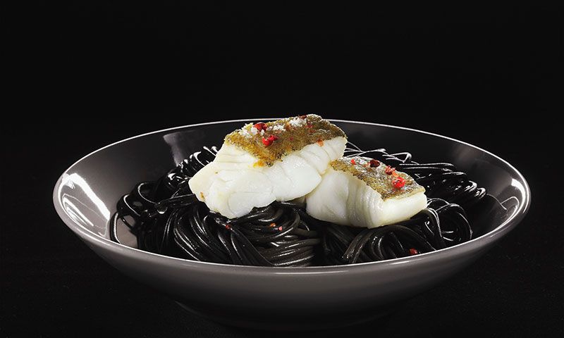 Bacalao dorado con tallarines negros