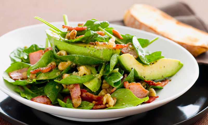 Ensalada de aguacate y beicon