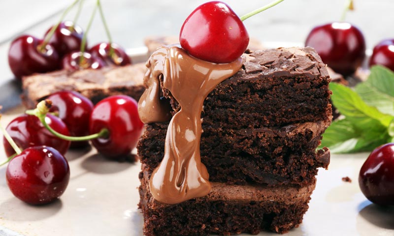 Brownie tres chocolates con cerezas