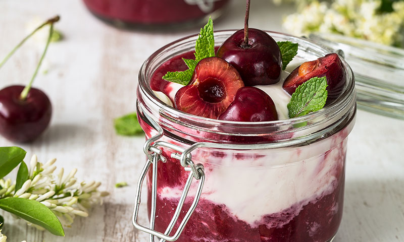 Mousse de lavanda y tomillo con mermelada de cerezas