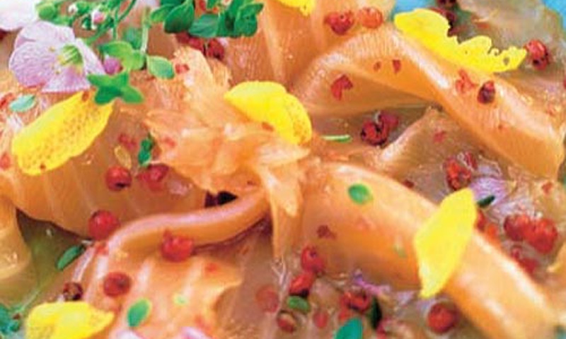 'Carpaccio' de salmón con flores de berro