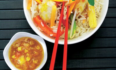 Pollo thai con arroz, verduras y salsa agridulce