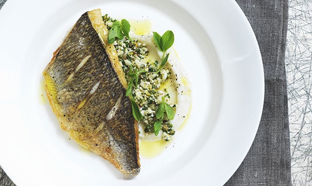 Lubina con crema de coliflor y cuscús de menta y pistachos Lubina con crema de coliflor y cuscús de menta y pistachos