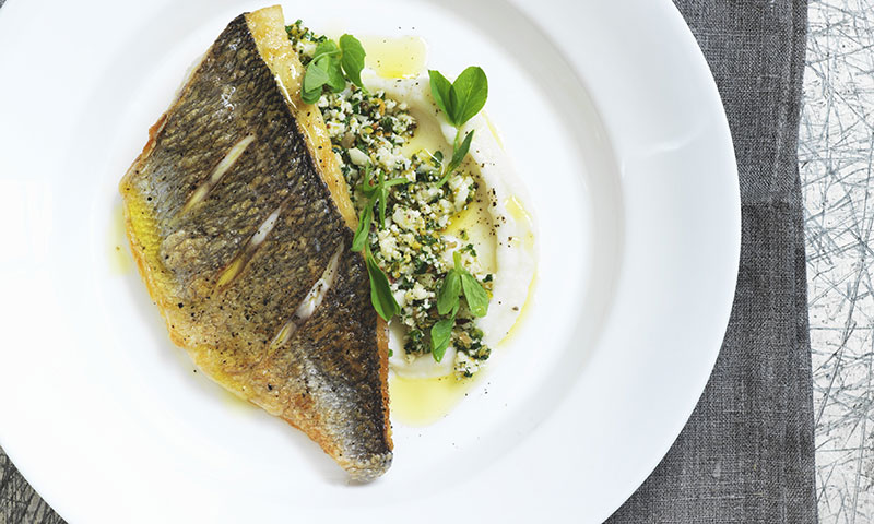 Lubina con crema de coliflor y cuscús de menta y pistachos