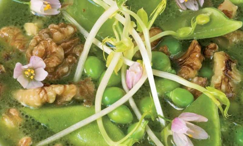 Guisantes estofados con nueces y jugo de mejillones