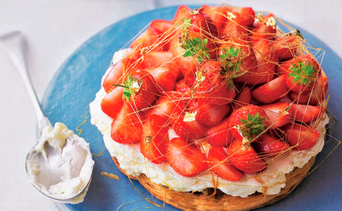 Tarta imperial de fresas con plátano y nata