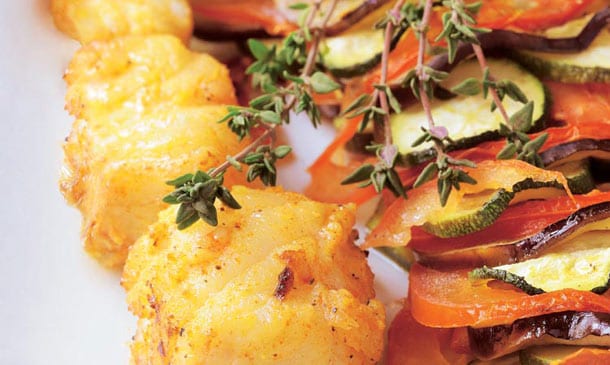 Pinchos de bacalao con verduras asadas