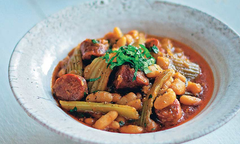 Potaje de alubias, chorizo y apio