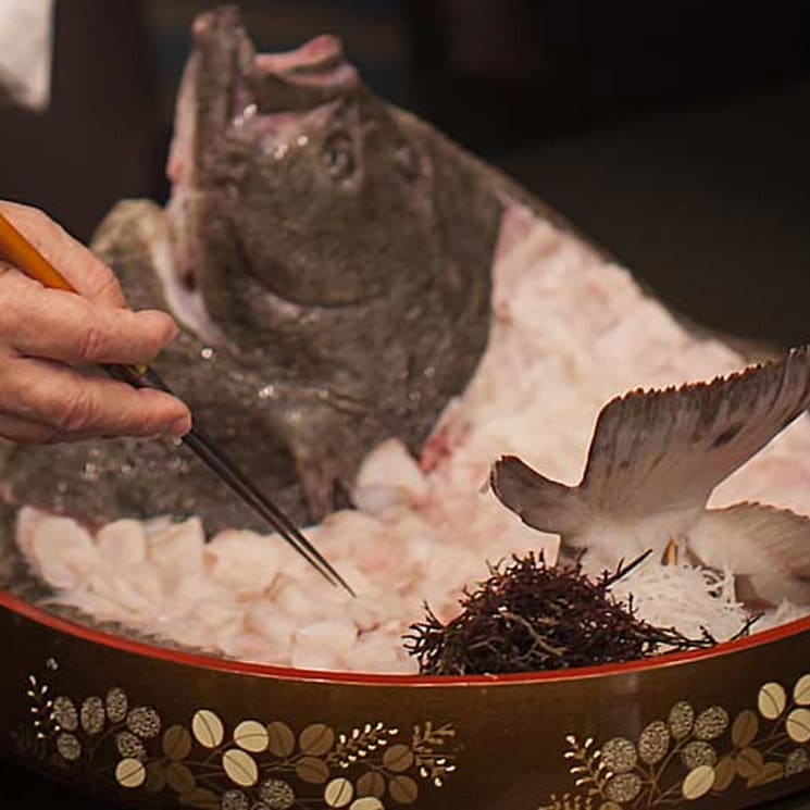Sashimi de rodaballo en su carcasa con salsa ponzu