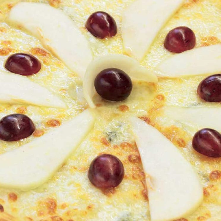 'Pizza con pera, uvas y gorgonzola'