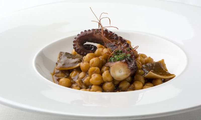 Garbanzos estofados con pulpo y oreja de cerdo